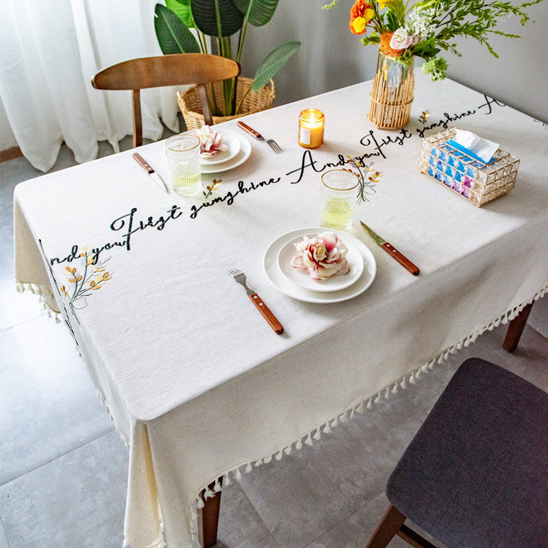 Bestickte Tischdecke mit dekorativem Saum