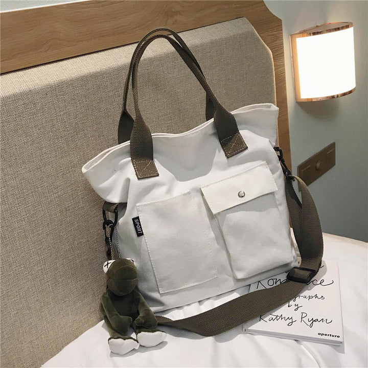 Vielseitige Tragetasche mit dekorativem Plüsch-Schlüsselanhänger