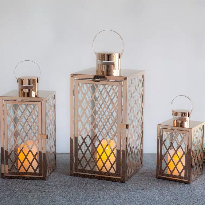 Moderne polierte Gitter-Metalllaterne-Kollektion mit Scharniertür und oberem Schlaufengriff Karnz