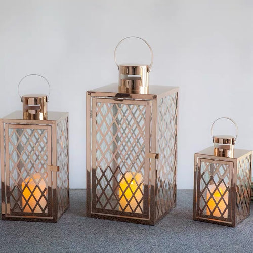 Moderne polierte Gitter-Metalllaterne-Kollektion mit Scharniertür und oberem Schlaufengriff Karnz