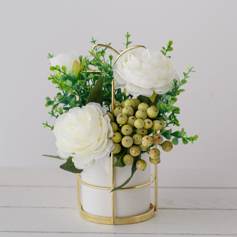 Künstliches Pfingstrosen-Blumenarrangement in Keramiktopf mit goldenen Drahtträger