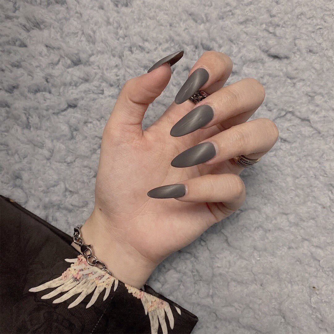 Elegante Stiletto-Nägel mit mattem Finish Karnz