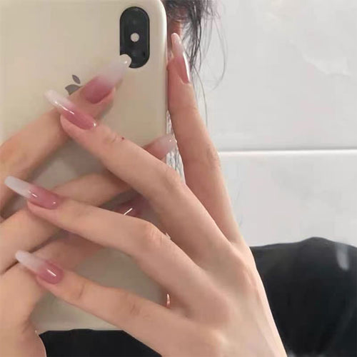 Kunstvolle Nagelverlängerungen mit Ombre-Design Karnz