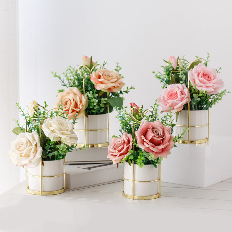 Künstliches Pfingstrosen-Blumenarrangement in Keramiktopf mit goldenen Drahtträger
