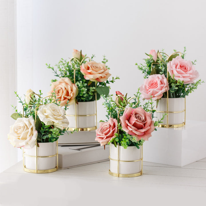 Künstliches Pfingstrosen-Blumenarrangement in Keramiktopf mit goldenen Drahtträger