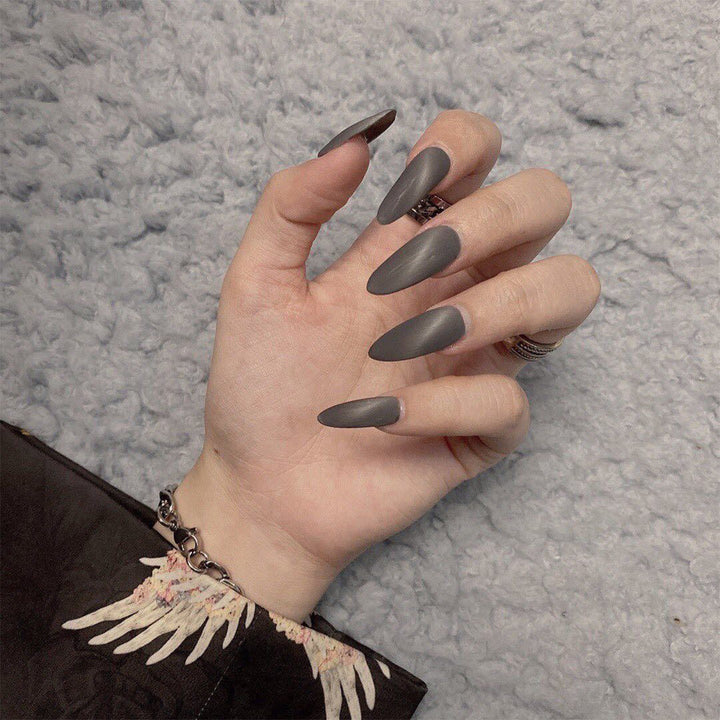 Elegante Stiletto-Nägel mit mattem Finish Karnz