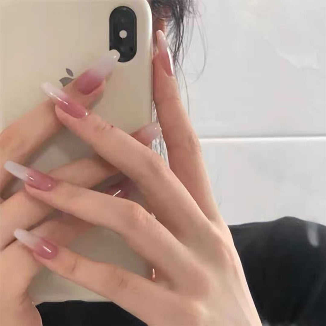 Kunstvolle Nagelverlängerungen mit Ombre-Design Karnz