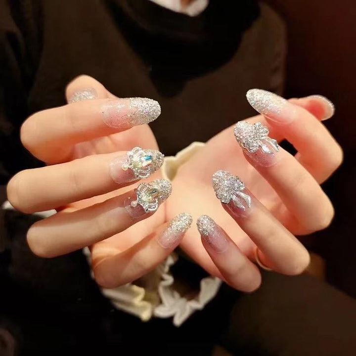 Kunstnägel mit funkelnden Strass- und Glitzerakzenten Karnz