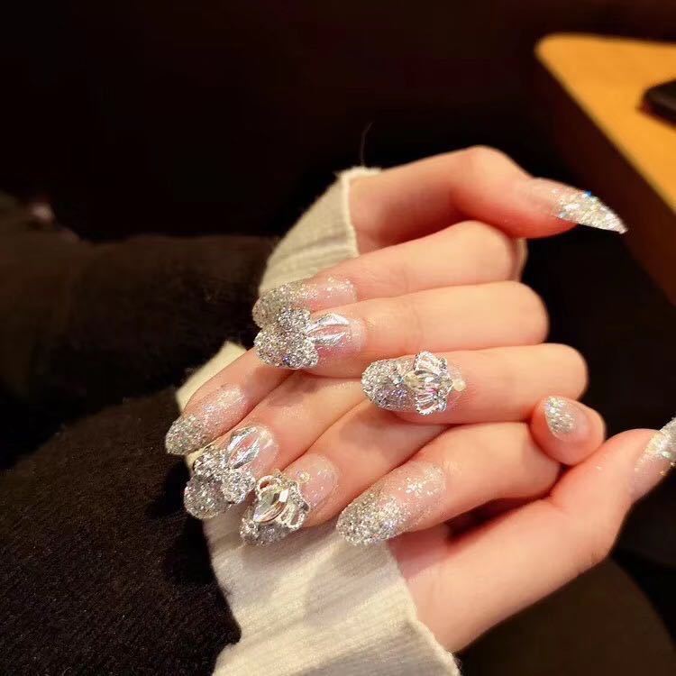 Kunstnägel mit funkelnden Strass- und Glitzerakzenten Karnz