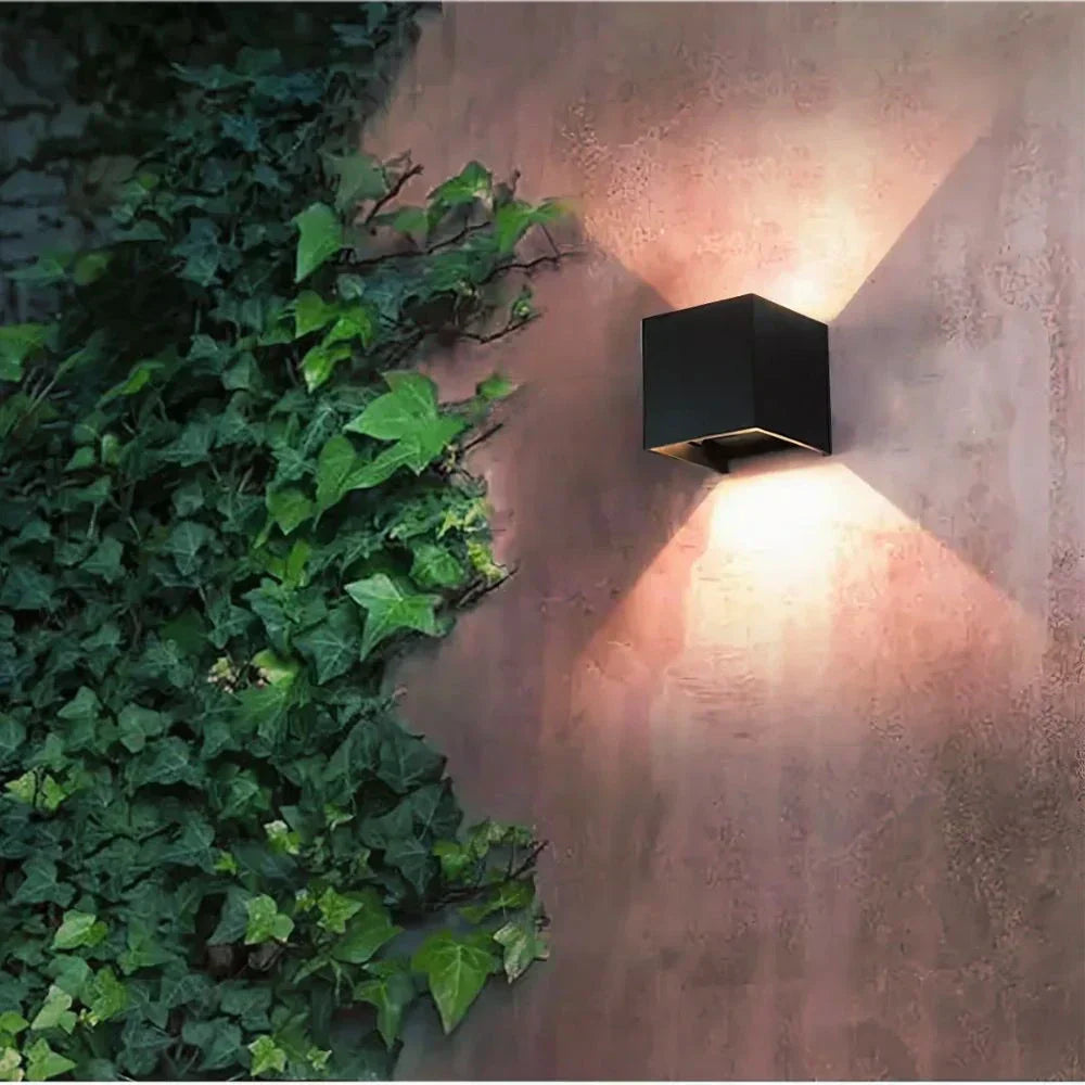 Moderne Wandleuchte aus schwarzem Aluminium