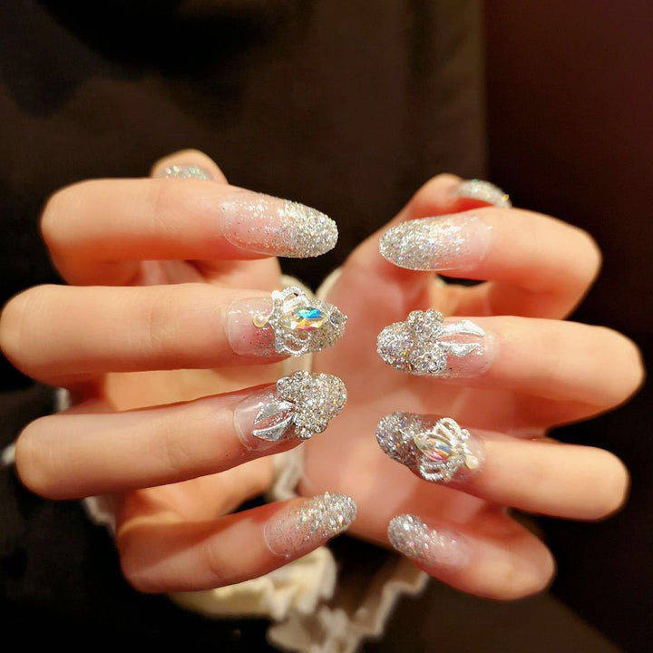 Kunstnägel mit funkelnden Strass- und Glitzerakzenten Karnz