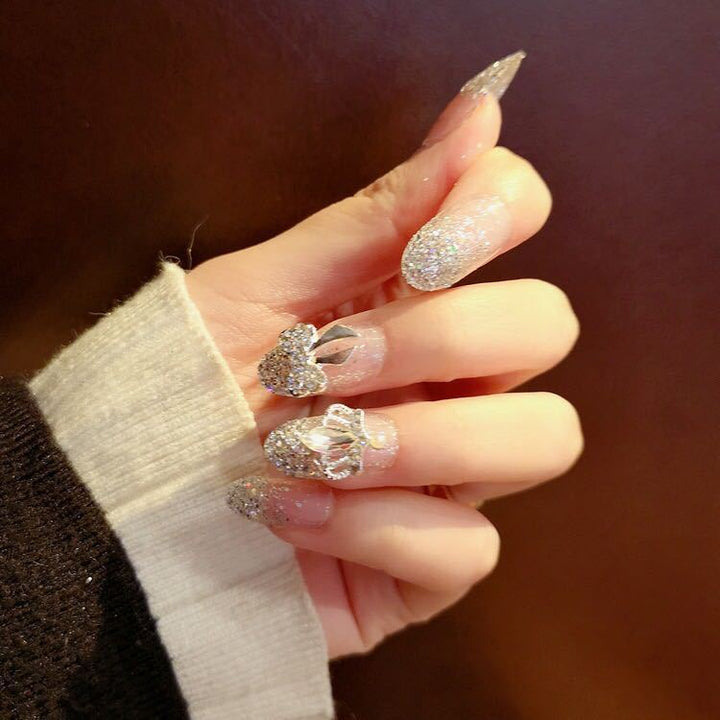 Kunstnägel mit funkelnden Strass- und Glitzerakzenten Karnz