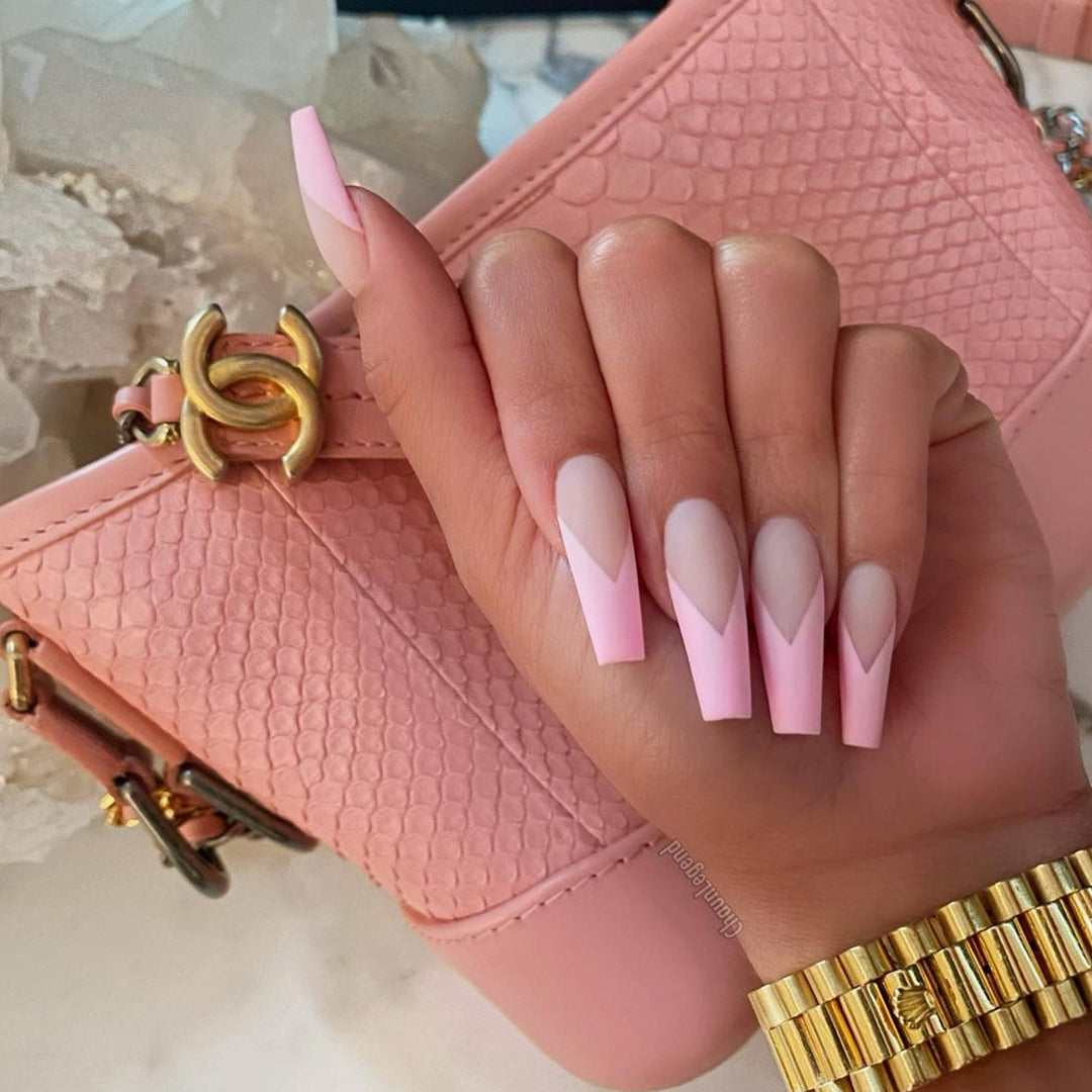 Kunstvolle Nagelverlängerungen mit eleganter V-Form Karnz