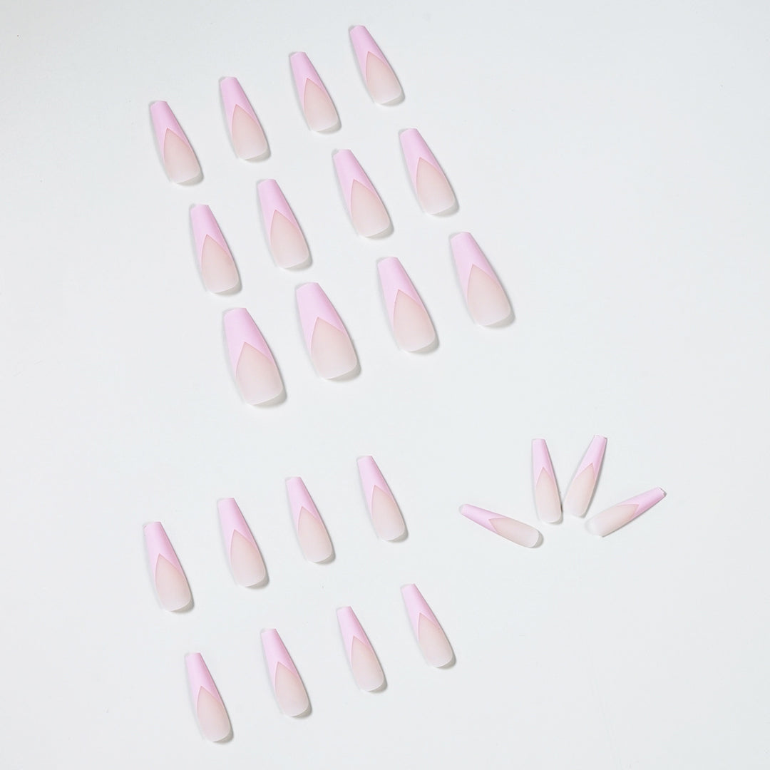 Kunstvolle Nagelverlängerungen mit eleganter V-Form Karnz