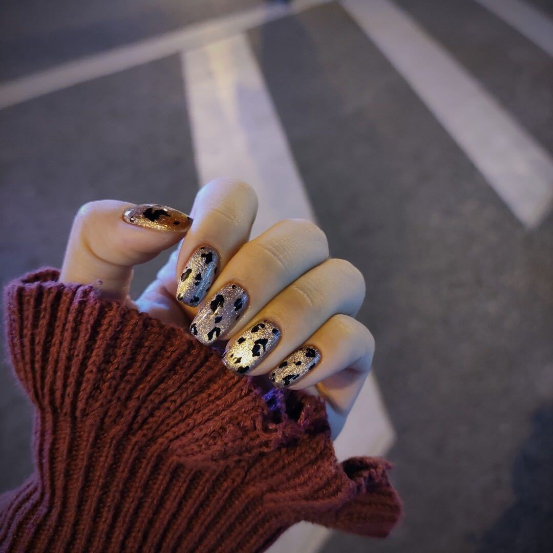 Glamouröse Nagelkunst mit Glitzereffekten Karnz