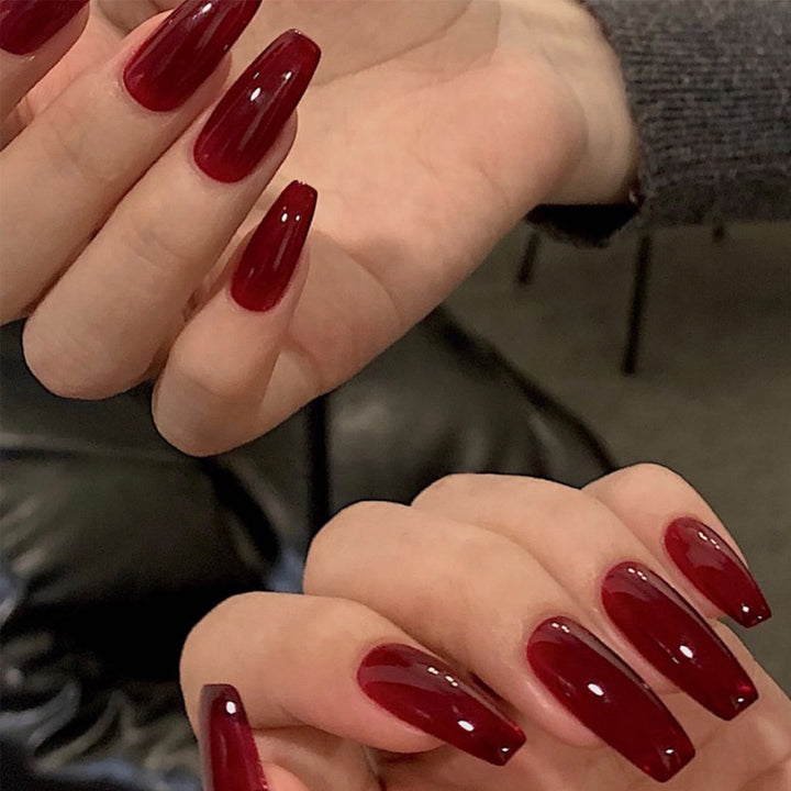 Kunstvolle Acryl-Nägel mit elegantem Hochglanz-Finish Karnz