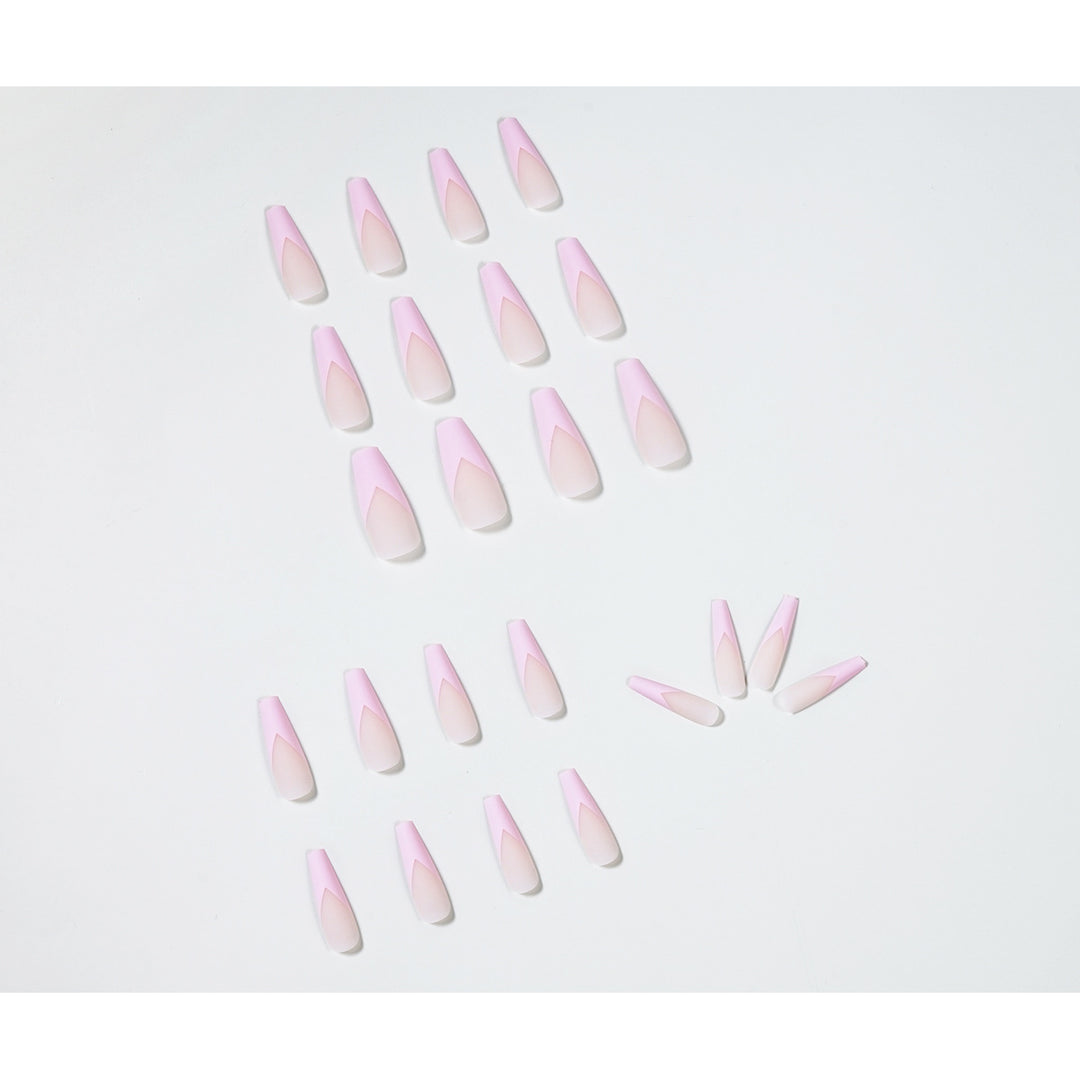 Kunstvolle Nagelverlängerungen mit eleganter V-Form Karnz