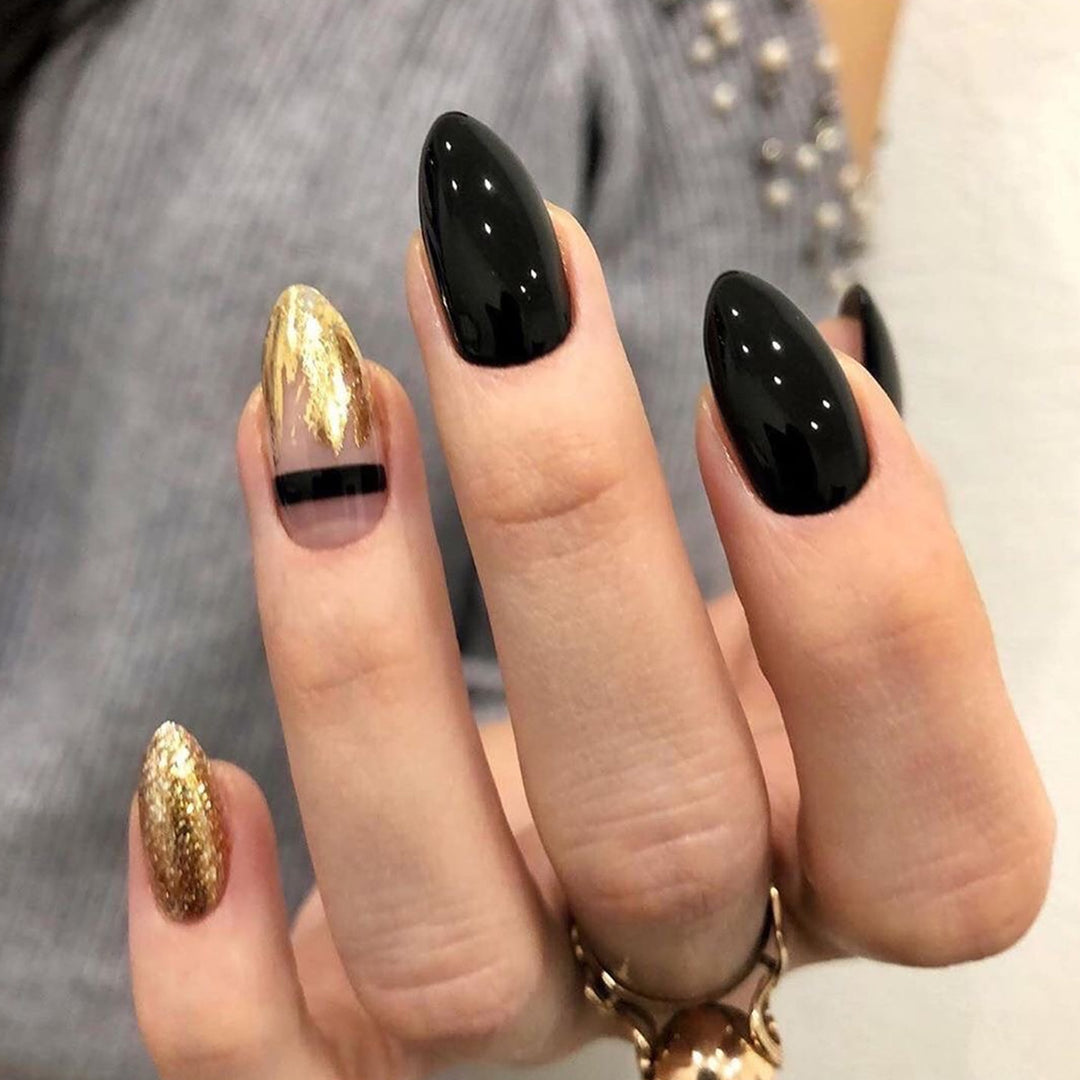Kunstvolle Nagelverlängerungen mit schwarzem Glanz und eleganten Akzenten Karnz