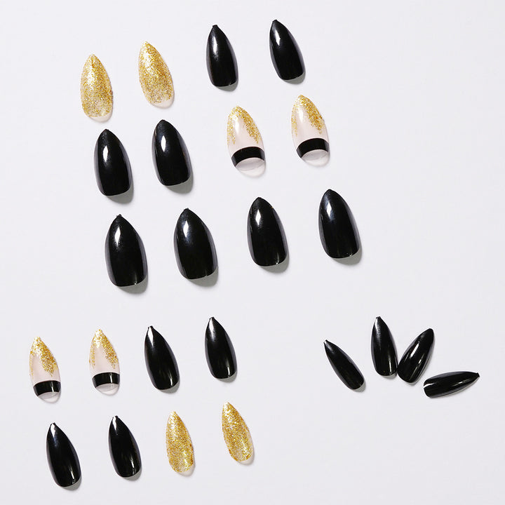 Kunstvolle Nagelverlängerungen mit schwarzem Glanz und eleganten Akzenten Karnz