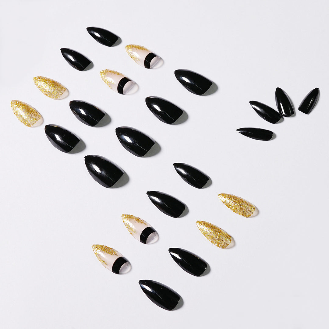 Kunstvolle Nagelverlängerungen mit schwarzem Glanz und eleganten Akzenten Karnz