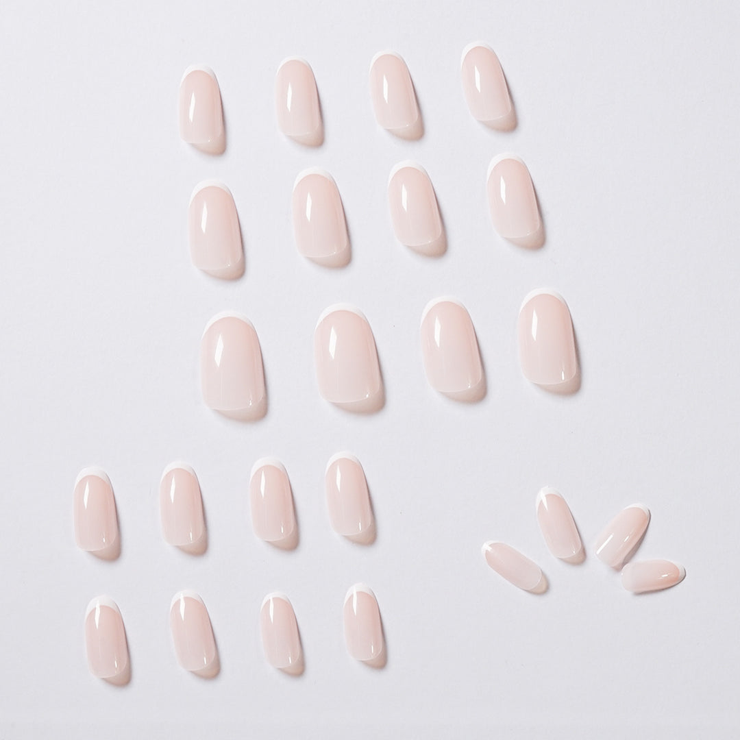 elegante Nagelkunst mit präzisem French-Tip Karnz