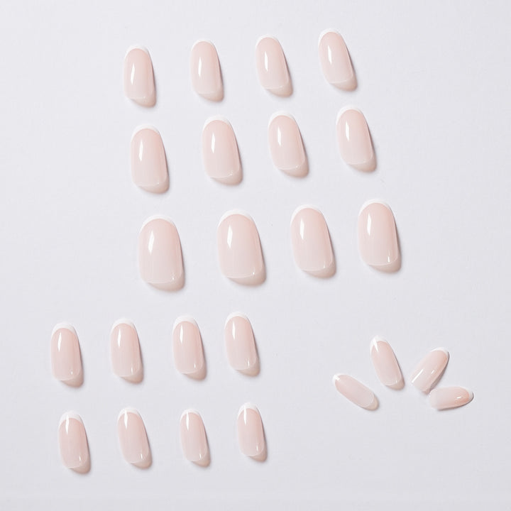 elegante Nagelkunst mit präzisem French-Tip Karnz