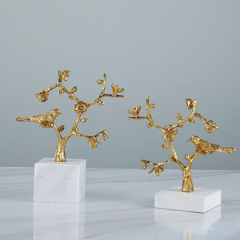 Verschnörkelte Vogel- und Blumen-Skulptur