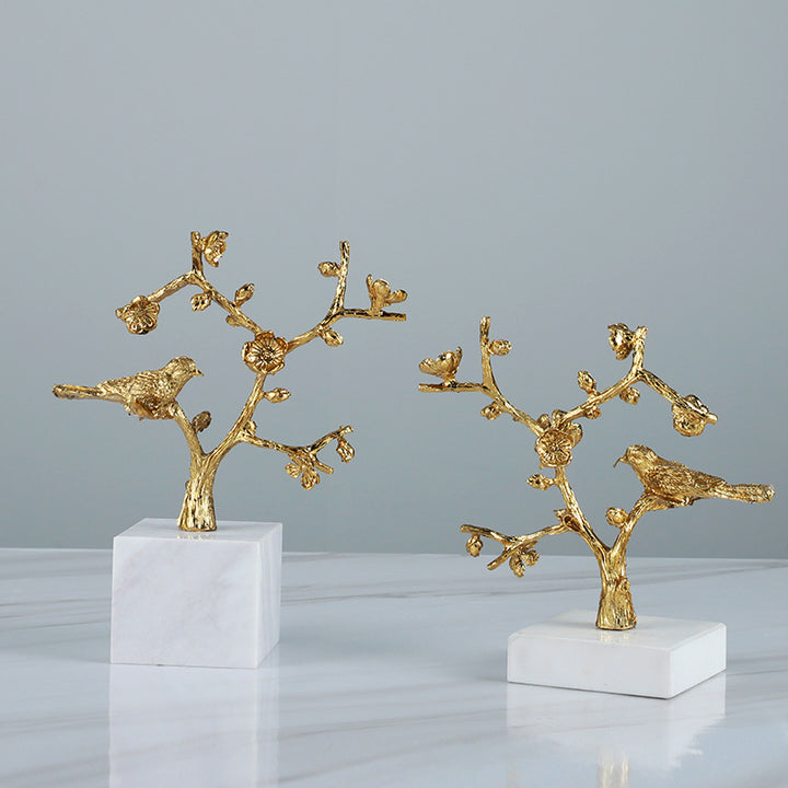 Verschnörkelte Vogel- und Blumen-Skulptur