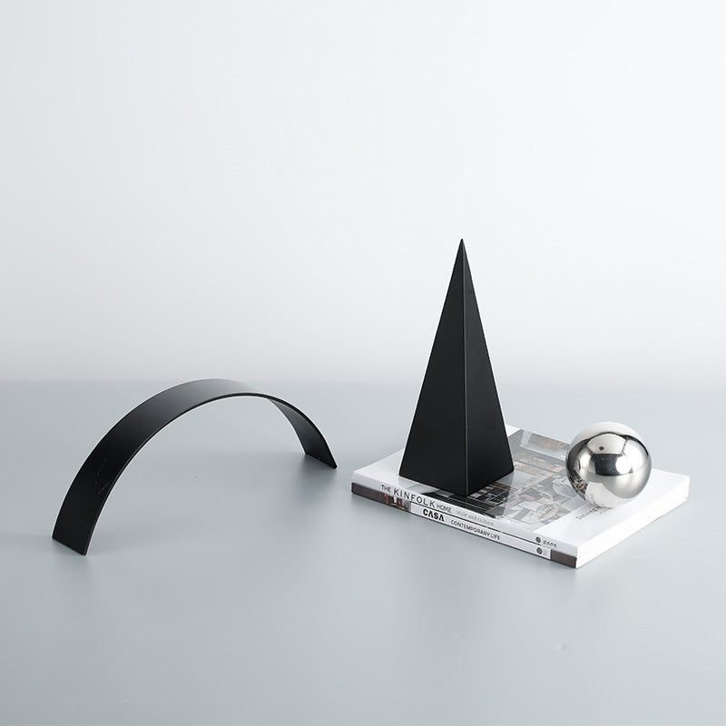 Dekorative geometrische Obelisk-Skulptur