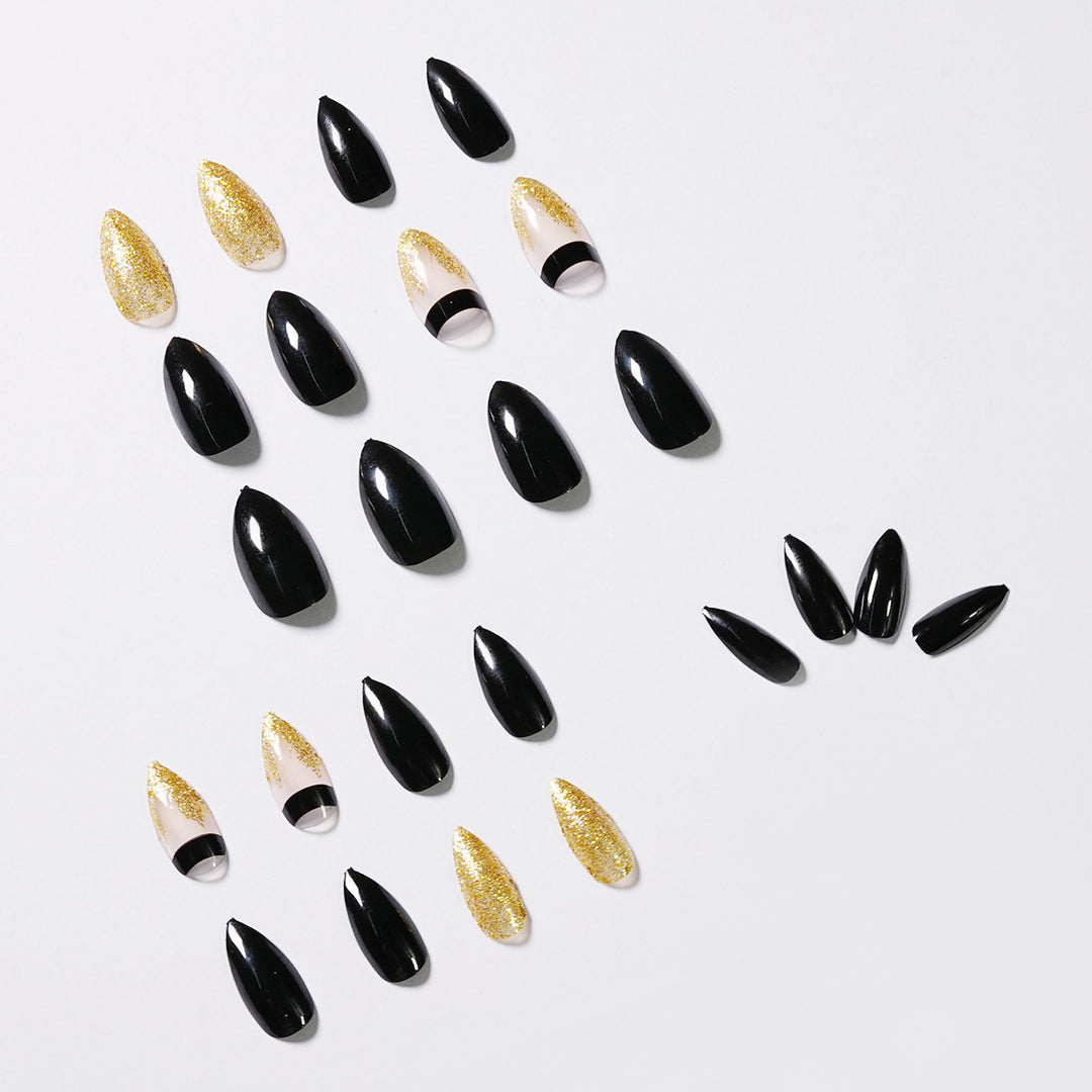 Kunstvolle Nagelverlängerungen mit schwarzem Glanz und eleganten Akzenten Karnz