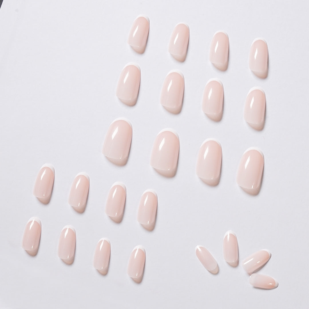 elegante Nagelkunst mit präzisem French-Tip Karnz