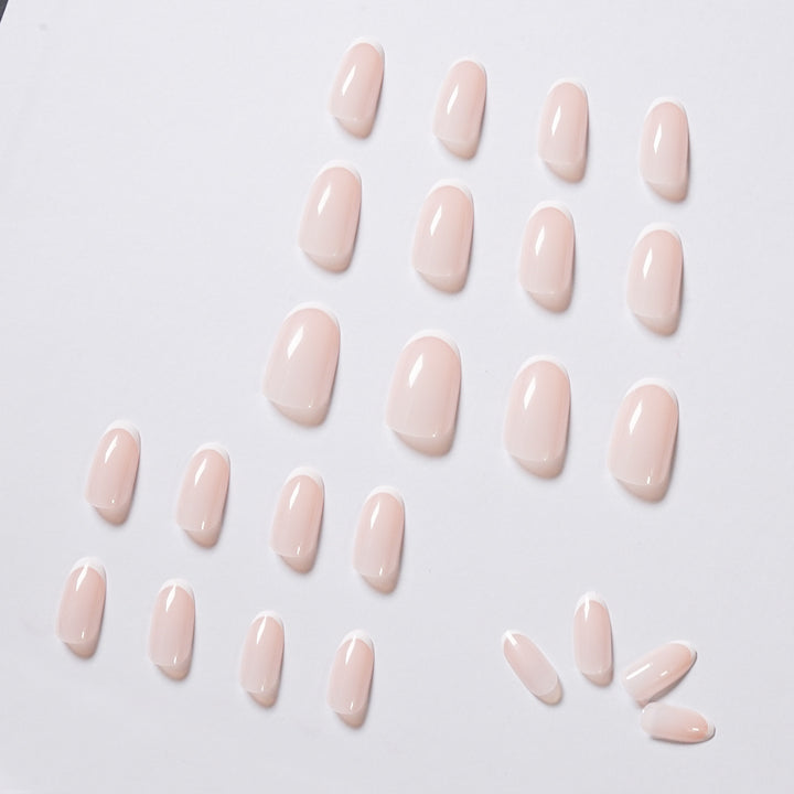 elegante Nagelkunst mit präzisem French-Tip Karnz