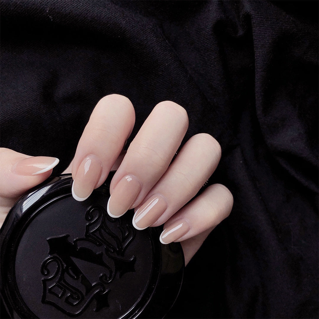 elegante Nagelkunst mit präzisem French-Tip Karnz