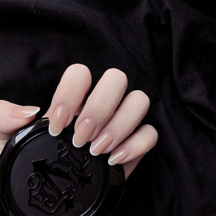 elegante Nagelkunst mit präzisem French-Tip Karnz