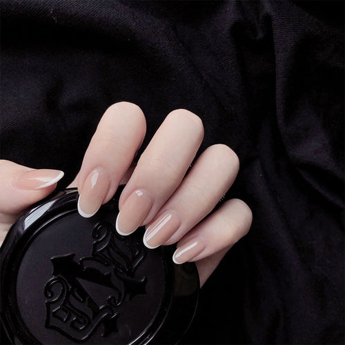 elegante Nagelkunst mit präzisem French-Tip Karnz
