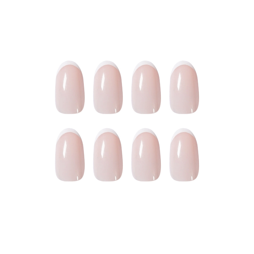 elegante Nagelkunst mit präzisem French-Tip Karnz