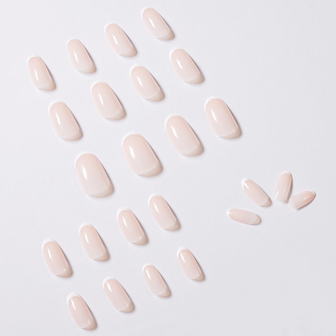 elegante Nagelkunst mit präzisem French-Tip Karnz
