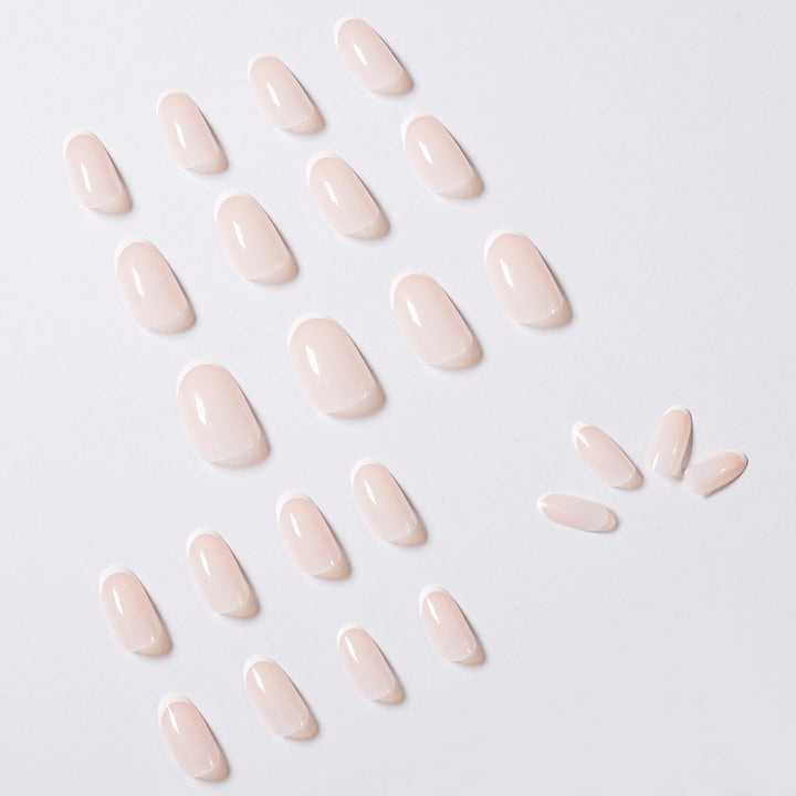 elegante Nagelkunst mit präzisem French-Tip Karnz