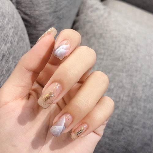 Elegante Kunstnägel mit Blumen- und Glitzermuster Karnz