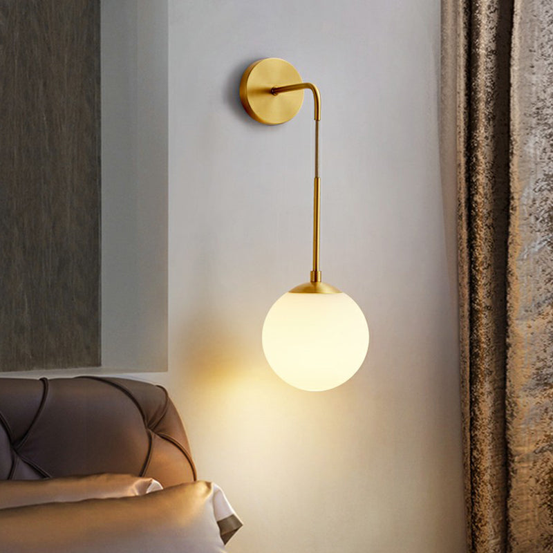 Globale Wandleuchte Simplicity Weißes Glas 1 Glühbirne Schlafzimmer Wandleuchte Lampe in Messing | Karnz