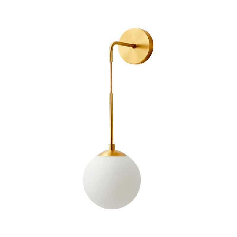 Globale Wandleuchte Simplicity Weißes Glas 1 Glühbirne Schlafzimmer Wandleuchte Lampe in Messing | Karnz
