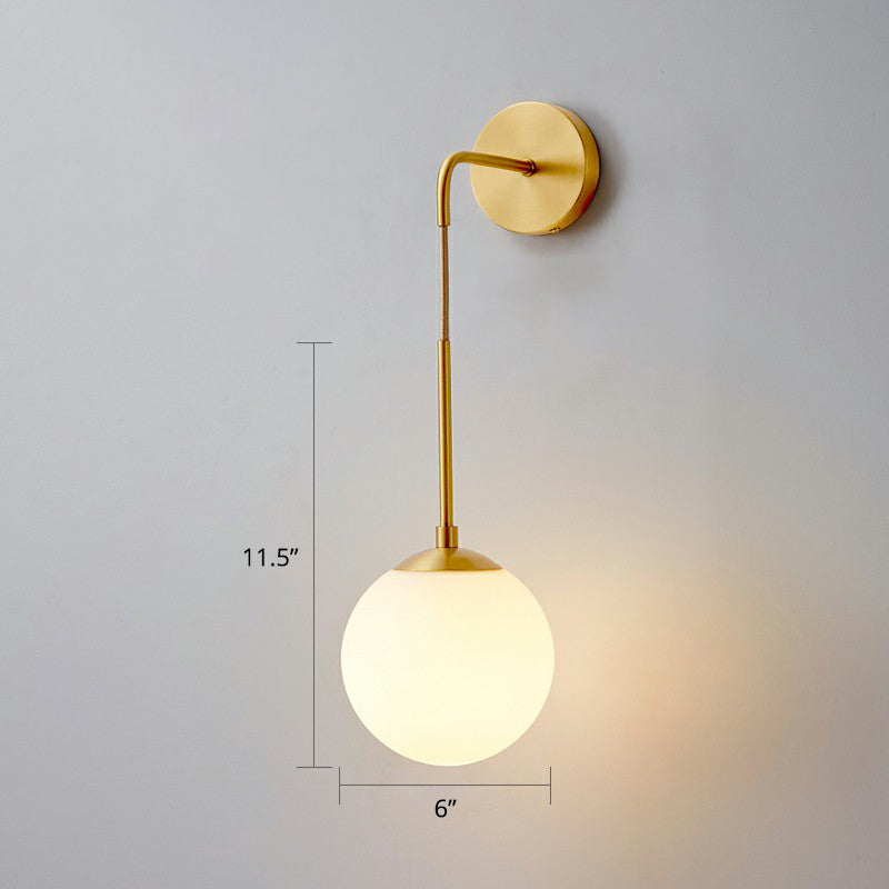 Globale Wandleuchte Simplicity Weißes Glas 1 Glühbirne Schlafzimmer Wandleuchte Lampe in Messing | Karnz