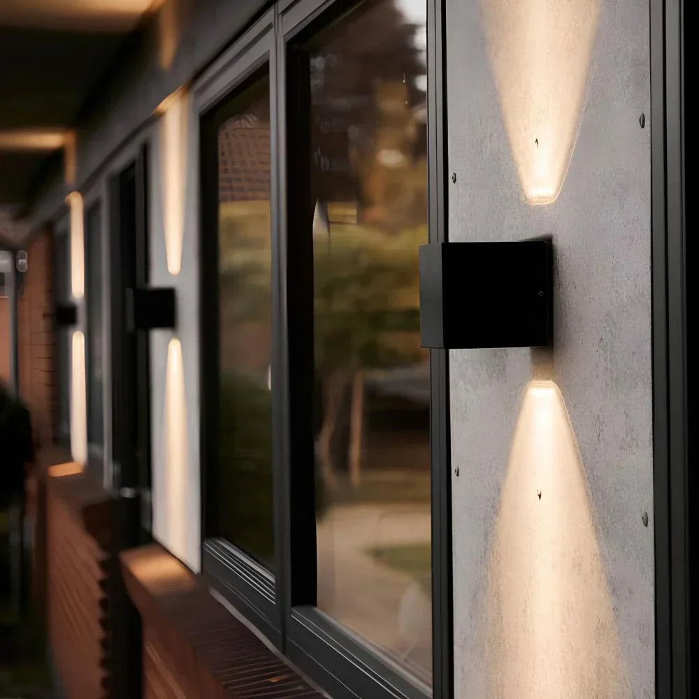 Moderne Wandleuchte aus schwarzem Aluminium