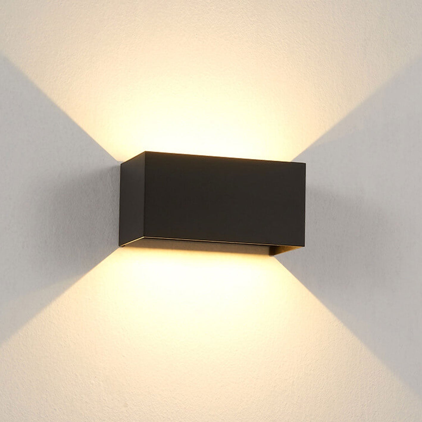 Moderne, wasserdichte, rechteckige LED-Wandleuchte für den Außenbereich mit nach oben und unten gerichteter Beleuchtung.