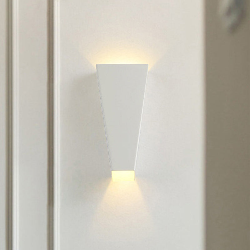 Simplistischer Stil Trapez-Wandwaschlicht Aluminium Warm/Weiß Beleuchtung LED Nachttisch-Wandleuchte in Schwarz/Weiß | Karnz