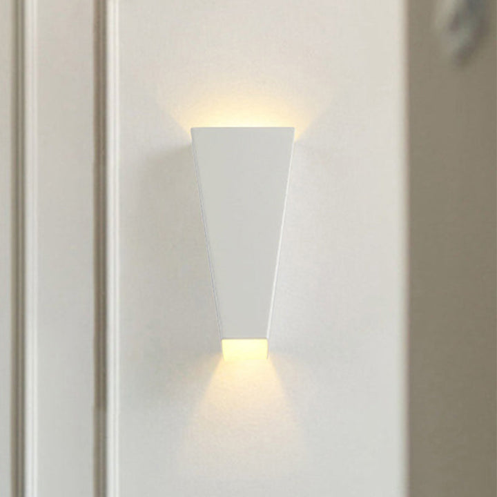 Simplistischer Stil Trapez-Wandwaschlicht Aluminium Warm/Weiß Beleuchtung LED Nachttisch-Wandleuchte in Schwarz/Weiß | Karnz