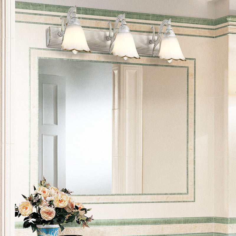 Blumenförmige Badezimmer-Wandleuchte, klassisches Opalglas, 2/3/4 Leuchten, Bronze/Weiß, Schminkbeleuchtung