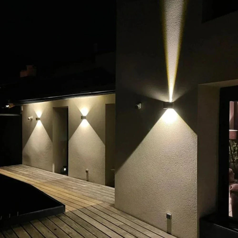 Moderne Wandleuchte aus schwarzem Aluminium