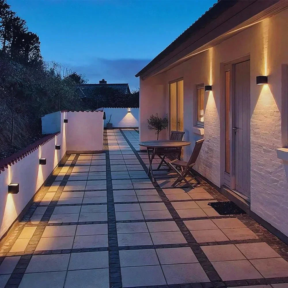 Moderne Wandleuchte aus schwarzem Aluminium
