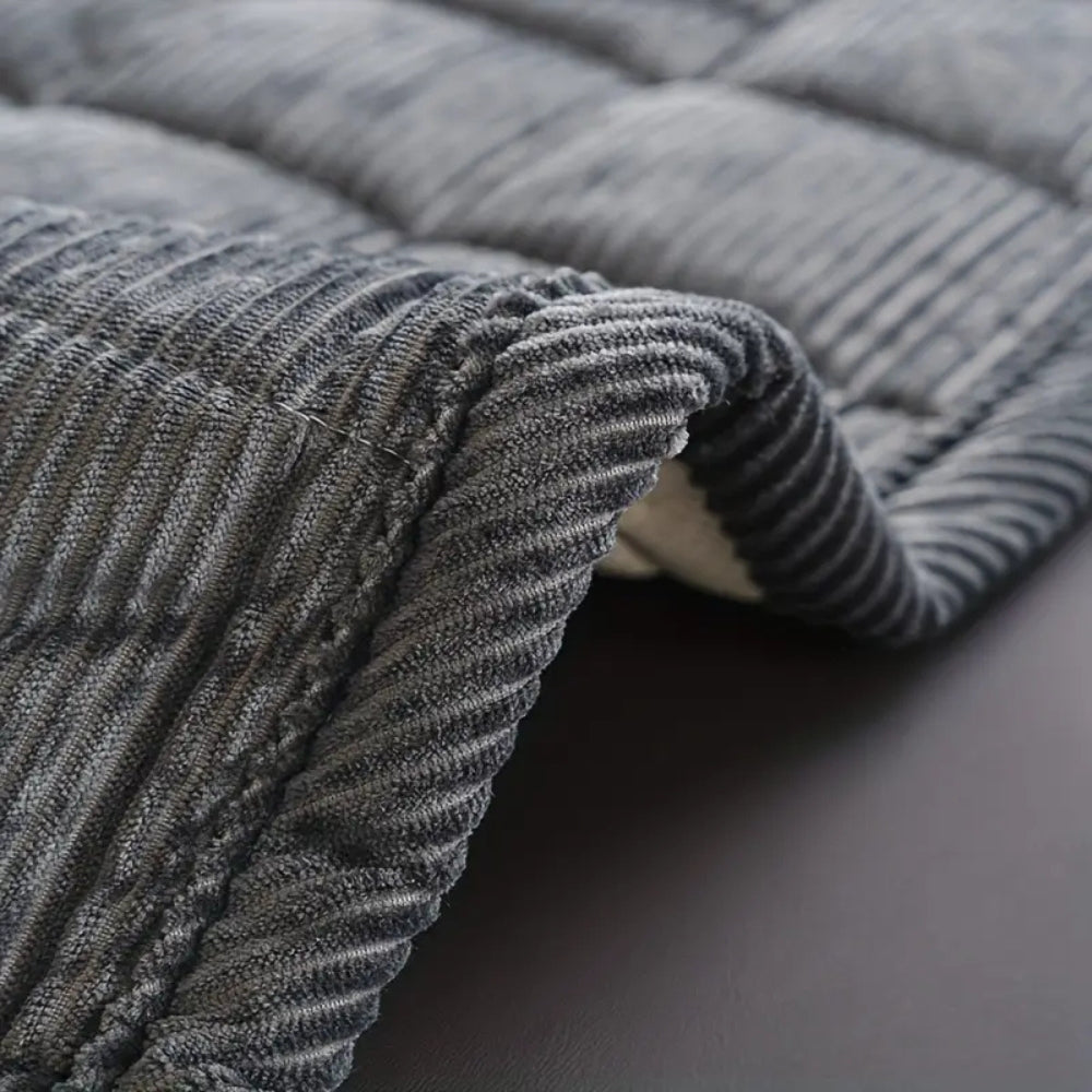 LuxeShield Quiltmatte — Verwandle Dein Sofa in eine makellose Wohlfühloase voller Schutz und Kuschelkomfort | Karnz